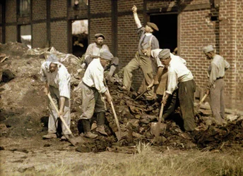Soldaten arbeiten mit Schaufeln in den Trümmern eines Gebäudes, Soissons, Aisne, Frankreich, 1917